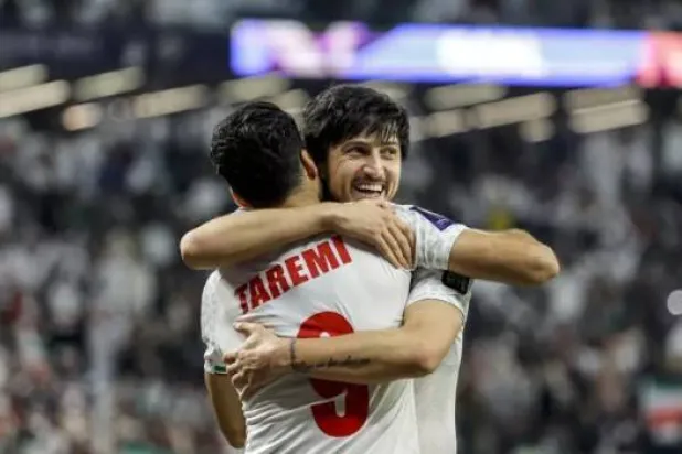 آزمون وطارمي في مباراة إيران وقطر ضمن كأس آسيا (أ.ف.ب)