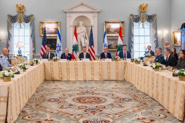 الصورة الرسمية لأول جلسة تفاوض بين الوفدين اللبناني والإسرائيلي بحضور مسؤولين دبلوماسيين أميركيين في واشنطن (الخارجية الأميركية)