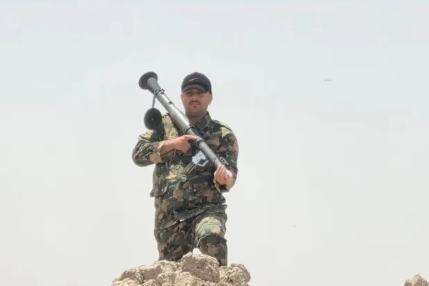لقطة مأخوذة من فيديو متداول تظهر مسلحاً من «الحشد الشعبي» يحمل قاذفة خلال زيارة محافظ بابل لموقع مشروع استثماري