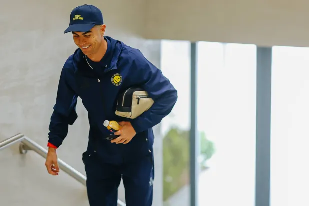 رونالدو في طريقه لتدريبات النصر الأخيرة (موقع النادي)