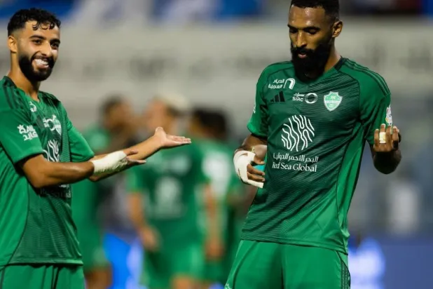 البريكان محتفلاً بهدفه مع زميله أبو الشامات (دوري روشن)