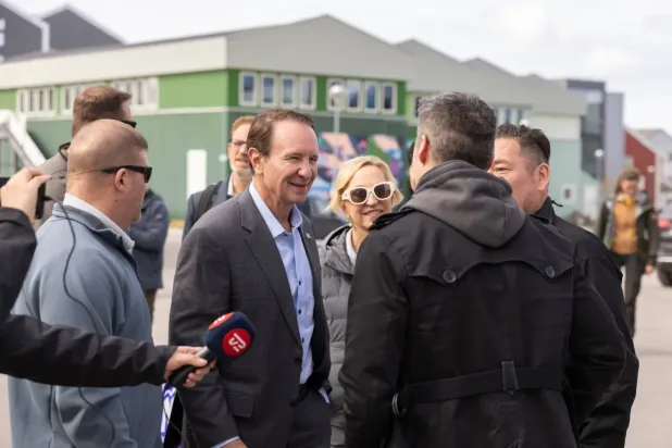 ABD’nin Grönland Özel Temsilcisi Jeff Landry (ortada), göreve getirilmesinden bu yana Grönland'a gerçekleştirdiği ilk ziyaret sırasında (AP)