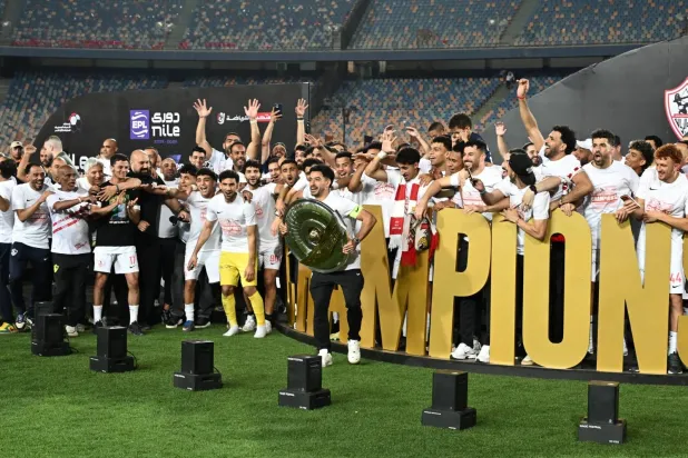 لحظة تتويج الزمالك باللقب (موقع النادي)
