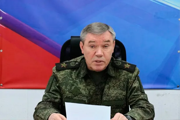 Rusya Savunma Bakanlığı basın servisinin yayınladığı fotoğrafta, Rusya Genelkurmay Başkanı Orgeneral Valeriy Gerasimov konuşurken görülüyor. (AP)