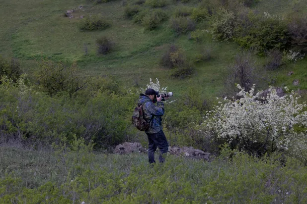 Viktor Sevidov 37-year-old photographer takes pictures of birds in Kryvyi Rig on April 22, 2026, amid the Russian invasion of Ukraine. (Photo by Tetiana DZHAFAROVA / AFP)