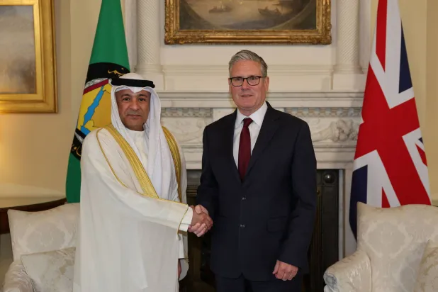 رئيس الوزراء البريطاني كير ستارمر خلال لقائه الأمين العام لمجلس التعاون الخليجي جاسم البديوي في مقر رئاسة الوزراء البريطانية (د.ب.أ)