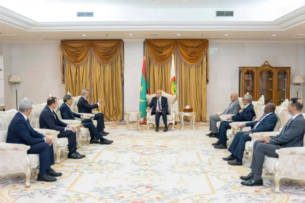 الرئيس الموريتاني مستقبلاً الوفد المغربي بالقصر الرئاسي في نواكشوط (الرئاسة الموريتانية)