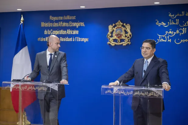 وزير خارجية المغرب خلال مؤتمر صحافي مع نظيره الفرنسي جان نويل بارو في الرباط (إ.ب.أ)