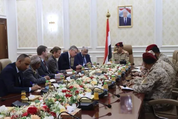 لقاء وزير الدفاع اليمني بالمستشار العسكري للمبعوث الأممي لليمن في عدن (سبأ)