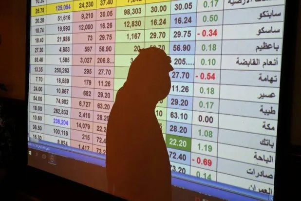 ظِل رجل على شاشة التداول (رويترز)
