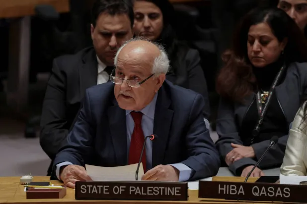 المندوب الفلسطيني الدائم لدى الأمم المتحدة رياض منصور متحدثاً في اجتماع لمجلس الأمن (رويترز)