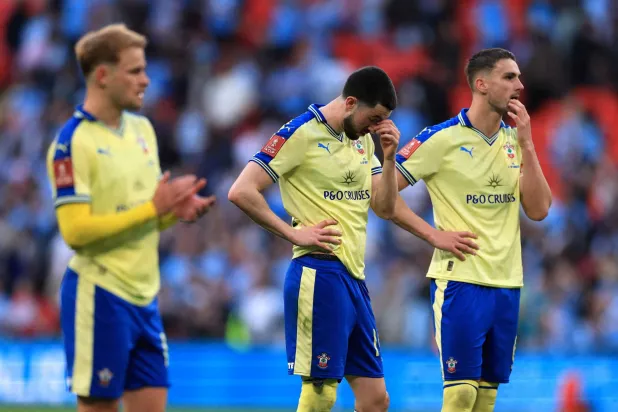 لاعبو ساوثهامبتون وشعور بالصدمة بعد ضياع فرصة التأهل للدوري الممتاز (رويترز)