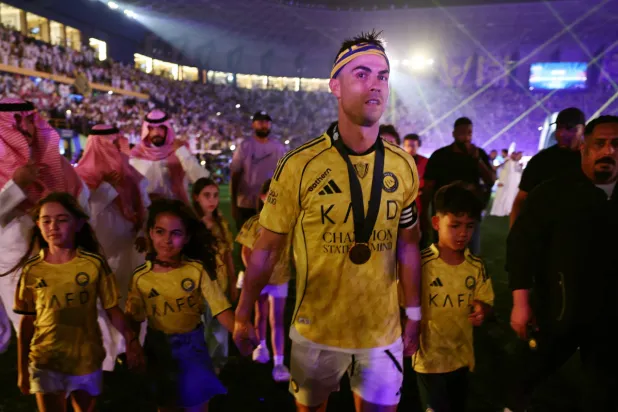 جماهير النصر تحتفل مع كريستيانو رونالدو عقب تتويج الفريق بلقب الدوري السعودي (رويترز)