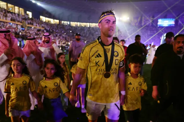 Al-Nassr taraftarları, takımın Suudi Arabistan Ligi şampiyonluğunu kazanmasının ardından Cristiano Ronaldo ile birlikte kutlama yapıyor (Reuters)