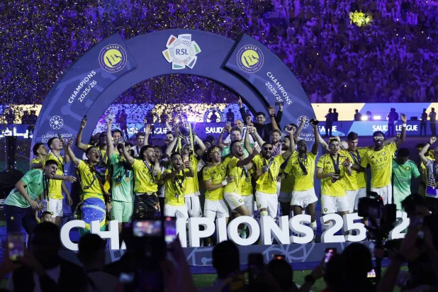 لحظة تتويج فريق النصر بلقب الدوري السعودي (رويترز)
