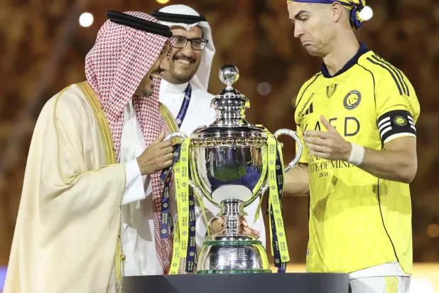 الأمير عبدالعزيز الفيصل وزير الرياضة يسلم الكأس لرونالدو (تصوير: عبدالعزيز النومان)