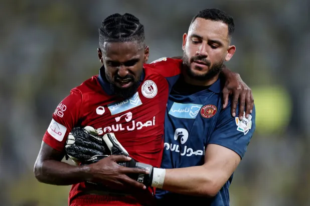لم ينجح ضمك في البقاء بعد خسارته الكبيرة أمام النصر (رويترز) 