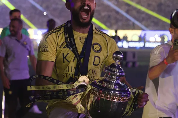 العمري محتفلا بكأس الدوري (تصوير: نايف العتيبي)