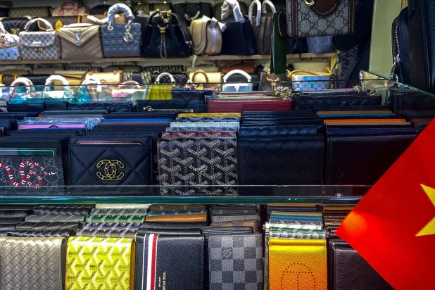 بضائع معروضة للبيع بينها حقائب يد في متجر بمدينة هو تشي منه - فيتنام 10 مايو 2025 (رويترز)
