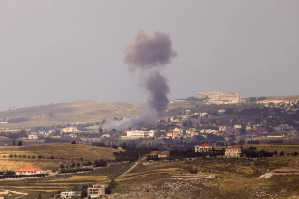 صورة ملتقطة في 21 مايو 2026 تظهر دخاناً يتصاعد من موقع غارة إسرائيلية استهدفت قرية ميفدون جنوب لبنان (أ.ف.ب)