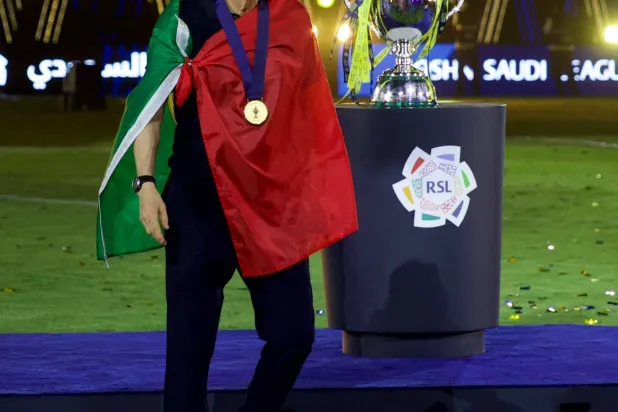 المدرب خورخي خيسوس يحتفل بلقب الدوري السعودي (تصوير: عبد العزيز النومان)