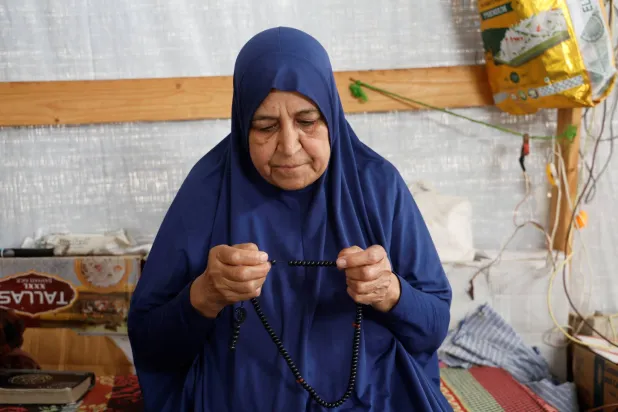 فلسطينية داخل خيمة في مخيم للنازحين في خان يونس جنوب قطاع غزة 18 مايو 2026 (رويترز)