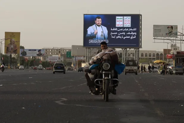 لوحة إعلانات ضخمة في صنعاء نصبها الحوثيون لحمل صورة زعيمهم (إ.ب.أ)