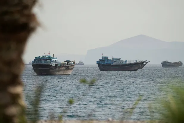 سفن تُبحر عبر مضيق هرمز (رويترز)