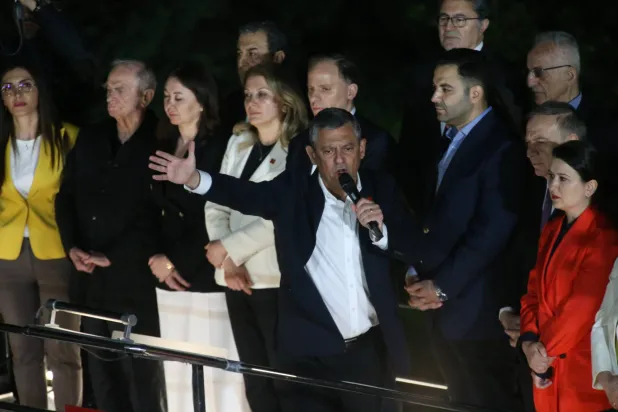 رئيس حزب «الشعب الجمهوري» أوزغور أوزيل متحدثاً أمام حشد من أنصار الحزب عقب قرار المحكمة بعزله مؤقتاً من رئاسته (إ.ب.أ)