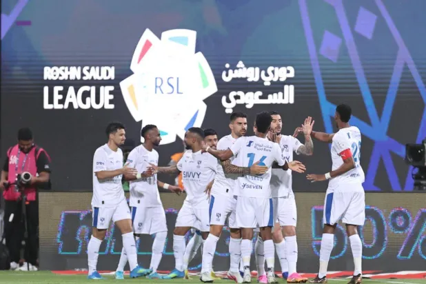 لاعبو الهلال يحتفلون بهدف الفوز على الفيحاء في المباراة الأخيرة (تصوير: سعد العنزي)
