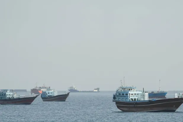 Hürmüz Boğazı'ndan geçen gemiler (Reuters)