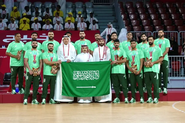 لحظة تتويج فريق اليد السعودي بالبرونزية الخليجية (الشرق الأوسط)