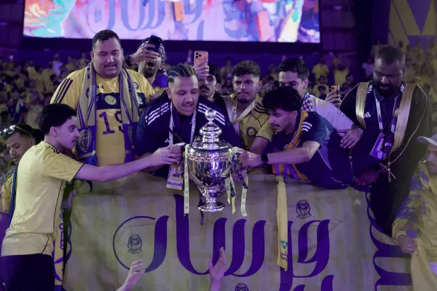 جماهير النصر تحتفل بالكأس (تصوير: نايف العتيبي)