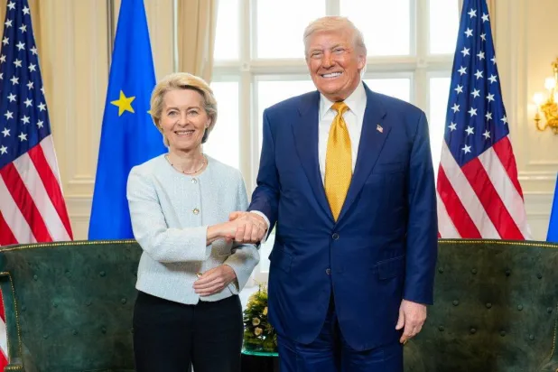 الرئيس الأميركي دونالد ترمب مع رئيسة المفوضة الأوروبية أورسولا فون دير لاين (المفوضية الأوروبية)