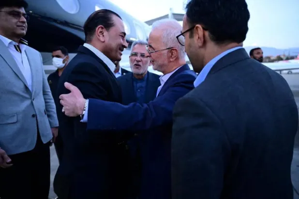 İran İçişleri Bakanı İskendar Mumini, dün Tahran'a gelen Pakistan Genelkurmay Başkanı Asim Munir'i karşıladı (Reuters)