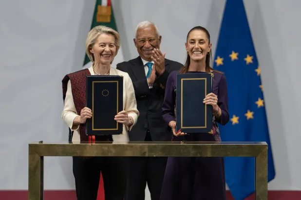 22 May 2026, Mexico, Mexico City: EU Council President Antonio Costa, Mexico's President Claudia Sheinbaum and EU Comission President Ursula von der Leyen are pictured holding the trade agreement at the presidential palace. Photo: Felix Marquez/dpa