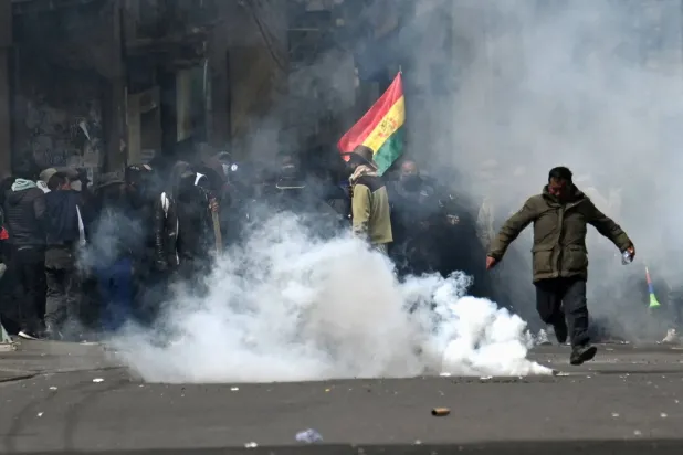 La Paz'da Bolivya Devlet Başkanı'nı protesto eden göstericilere polis tarafından atılan bir göz yaşartıcı gaz kapsülü (Reuters)