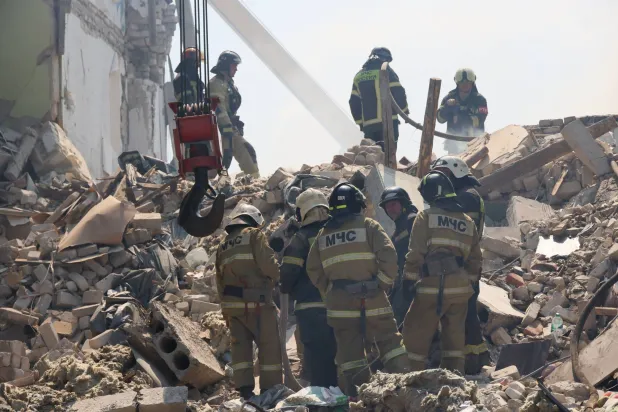 22 May 2026, Ukraine, Starobelsk: Emergency workers search through the rubble of the dormitory of the Starobelsk Professional College, part of the Lugansk State Pedagogical University, which was hit and destroyed in a Ukrainian drone strike on Starobelsk. Photo: Alexander Reka/TASS via ZUMA Press/dpa