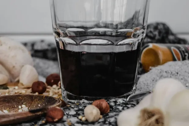 شاي الكركديه يساعد في خفض ضغط الدم من خلال تأثيره في إرخاء الأوعية الدموية (بيكسلز)