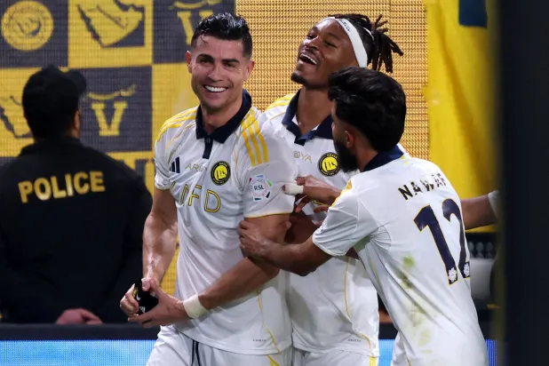 احتفال البرتغالي كريستيانو رونالدو مهاجم النصر مع زملائه (أ.ف.ب)