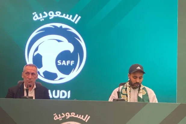 اليوناني دونيس في المؤتمر الصحافي الخاص للمنتخب السعودي (الشرق الأوسط)