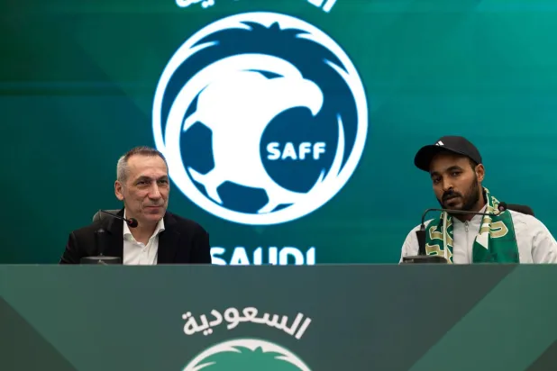اليوناني دونيس قال إنه سيبنى فريقاً مقاتلاً (المنتخب السعودي)