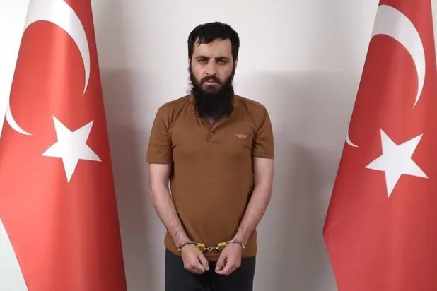 صورة موزعة من المخابرات التركية للإرهابي عمر دينيز دوندار عقب القبض عليه في سوريا وإحضاره إلى تركيا (إعلام تركي)