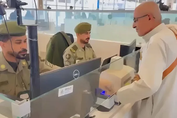 جرى استكمال إجراءات دخول الحجاج وتوفير وسائل النقل والرعاية الصحية لهم (الشرق الأوسط)