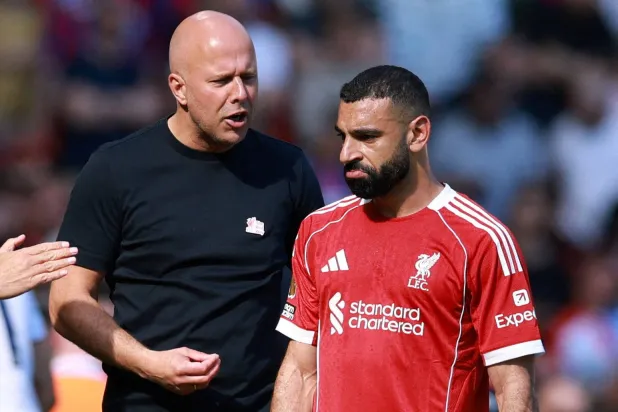 محمد صلاح مع مدرب ليفربول آرني سلوت (رويترز)