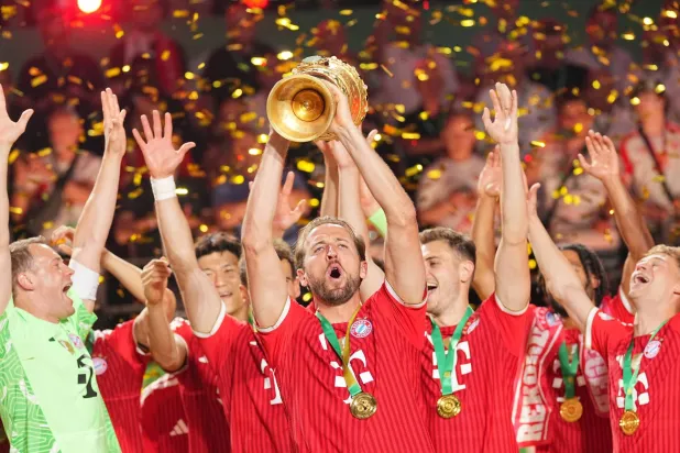 كين يرفع كأس ألمانيا عالياً (أ.ب)
