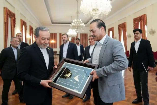 İran Dışişleri Bakanı Bakan Abbas Arakçi, ziyareti sona ermeden önce Pakistan Genelkurmay Başkanı Mareşal Asim Munir’e bir ‘hatıra tablosu’ hediye etti (İran Dışişleri Bakanlığı)