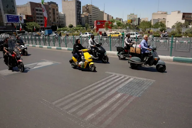 صورة من شوارع العاصمة الإيرانية طهران أمس (إ.ب.أ)