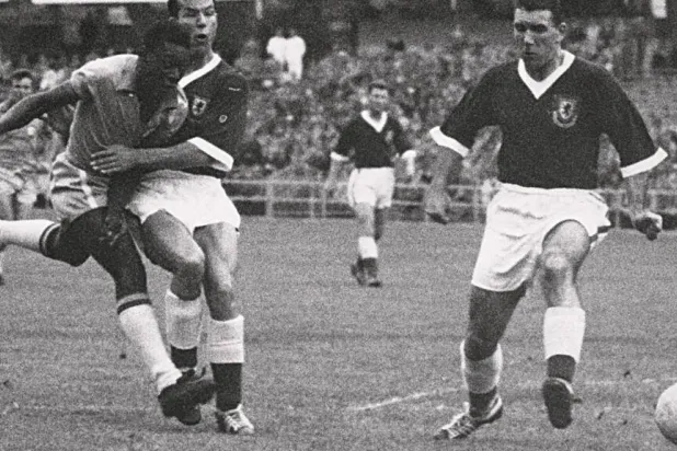 البرازيلي بيليه بعمر السابعة عشرة في مونديال 1958 خلال مواجهة ويلز في ربع النهائي (ا.ف.ب)