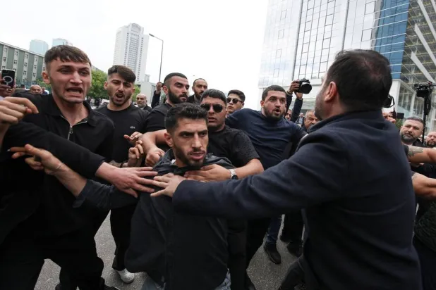  Supporters of Kemal Kilicdaroglu, the former Republican People’s Party (CHP) chairman reinstated by a court decision, scuffle with supporters of ousted party chairman Ozgur Ozel as they try to enter the party’s headquarters in Ankara, Türkiye, May 24, 2026. (Reuters)
